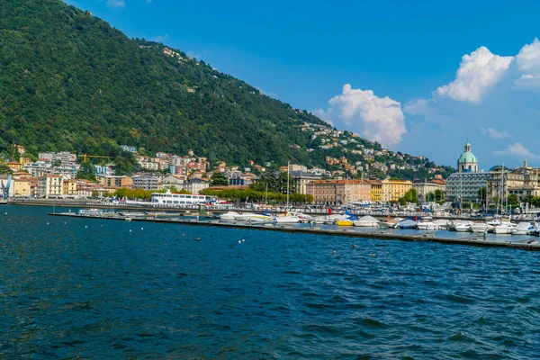 イタリアのコモ 2020年8月13日 背景にコモ市とロンバルディア州コモ港のボート — ストック写真