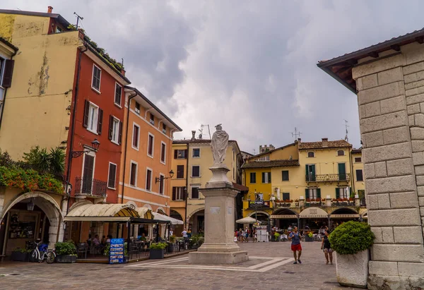 Desenzano Del Garda Ιταλία Αυγούστου 2020 Πλατεία Τουρίστες Και Αγάλματα — Φωτογραφία Αρχείου