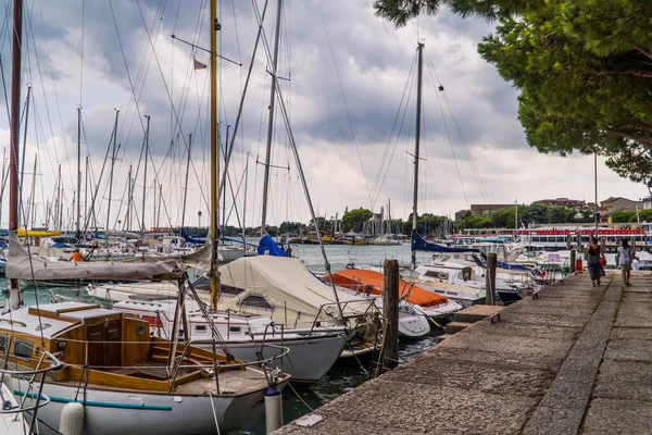 Desenzano Del Garda Itálie Srpna 2020 Pohled Plachetnice Doku Jezera — Stock fotografie