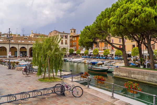 Desenzano Del Garda Ιταλία Αυγούστου 2020 Κανάλι Βάρκες Ποδήλατο Και — Φωτογραφία Αρχείου