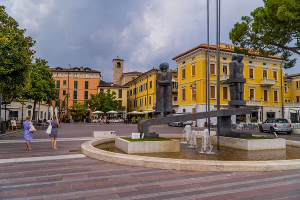 Desenzano Del Garda Italia Agosto 2020 Plaza Con Escultura Moderna —  Fotos de Stock