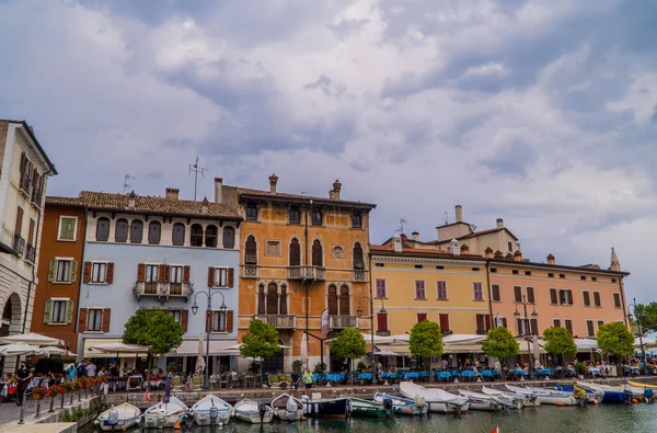 Desenzano Del Garda Ιταλία Αυγούστου 2020 Παραδοσιακά Σπίτια Και Βάρκες — Φωτογραφία Αρχείου