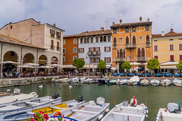 Desenzano Del Garda Ιταλία Αυγούστου 2020 Παραδοσιακά Ιταλικά Σπίτια Εστιατόρια — Φωτογραφία Αρχείου