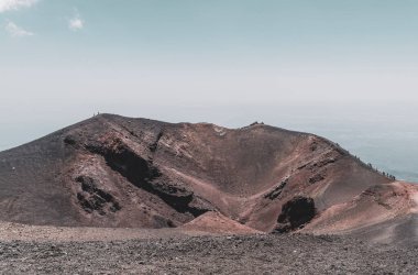 Etna Ulusal Parkı, Sicilya, İtalya 'daki Silvestri Kraterleri' nin içindeki yürüyüş yapanlar ve turistler