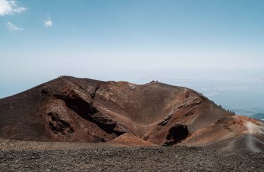Etna Dağı yakınlarındaki Silvestri Kraterleri üzerinde yürüyen yürüyüşçüler ve turistler - Sicilya, İtalya