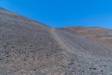 Etna Ulusal Parkı, Sicilya, İtalya 'daki Silvestri Kraterleri' nde volkanik karanlık taş manzaralarda yürüyüş yolu