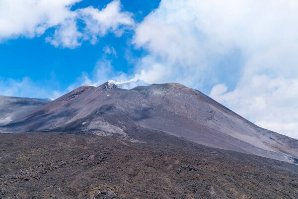 Вулкан Этна, самый активный вулкан в Европе, бушует на итальянском острове Сицилия