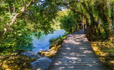 Krka Ulusal Parkı, Dalmaçya ve Hırvatistan 'da doğal havuz içinde yürüyüş yolları