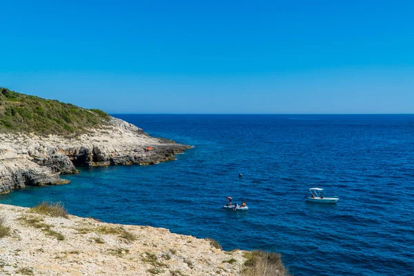 Kamenjak Istria Croatia July 2020 Άνθρωποι Σκάφη Κοντά Βραχώδη Βράχια — Φωτογραφία Αρχείου