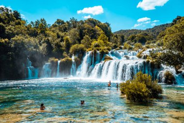 Krka Ulusal Parkı, Hırvatistan - 5 Temmuz 2020 - Doğal havuzda yüzücüler şelalelerin yanında