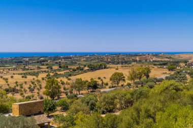 İtalya, Agrigento yakınlarındaki Sicilya 'nın güney kıyısındaki manzara.