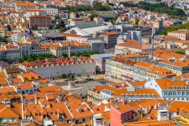 Lizbon, Portekiz - 21 Eylül 2020 - Lizbon şehir merkezi silueti ve Praca da Figueira ile Castelo do Sao Jorge 'den hava görüntüsü