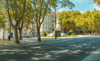 Lizbon, Portekiz - 21 Eylül 2020 - Ağaçlı Avenida Liberdade 'de anıt taşıyan arabalar