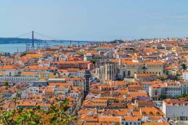 Lizbon, Portekiz - 21 Eylül 2020 - Lizbon 'un merkezi silueti ve 25 Nisan Köprüsü ile Castelo do Sao Jorge' den panoramik manzara