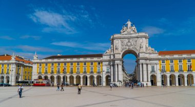 Lizbon, Portekiz - 21 Eylül 2020 - Praca do Comercio Meydanı 'ndaki halk, turistler ve klasik tramvay