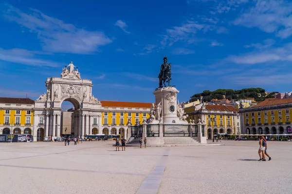 葡萄牙里斯本 2020年9月21日 与游客 凯旋拱门 荷西一世国王雕像和传统建筑一起欣赏普拉卡 科梅西奥广场全景 — 图库照片
