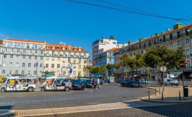 Lizbon, Portekiz - 21 Eylül 2020 - Evleri ve turistik araçları olan Praca da Figueira