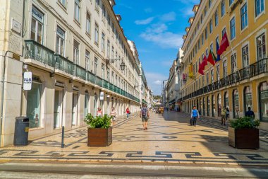 Lizbon, Portekiz - 21 Eylül 2020 - Rua Augusta alışveriş caddesi geleneksel mimari ve Portekiz ve AB bayraklarıyla