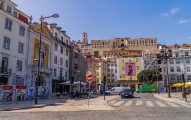 Lizbon, Portekiz - 21 Eylül 2020 - Praca Dom Pedro IV 'teki evlerin sokak fotoğrafları