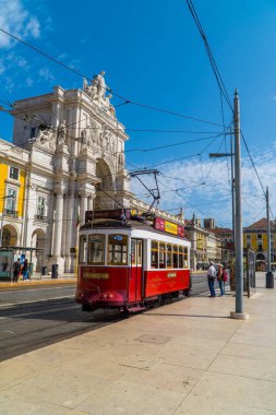 Lizbon, Portekiz - 21 Eylül 2020 - Zafer kemeriyle Praca do Comercio 'da dikey klasik tramvay çekimi