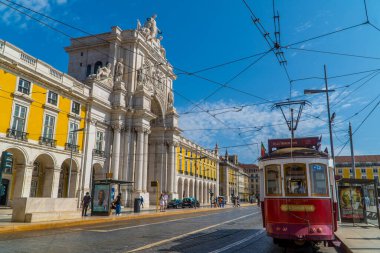 Lizbon, Portekiz - 21 Eylül 2020 - Praca do Comercio 'da muzaffer kemerli klasik hafif tren.