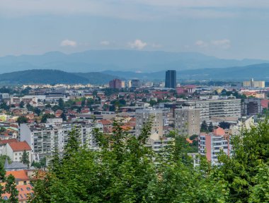 Ljubljana, Slovenya - 26 Haziran 2020 - şehrin yerleşim alanları ve banliyölerinin panoramik manzarası