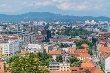Ljubljana, Slovenya - 26 Haziran 2020 - Ljubljana 'nın panoramik manzarası Ljubljana Kalesi Tepesi' nden eski, yeni ve komünist mimariyle
