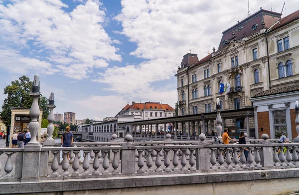 Lublana Słowenia Czerwca 2020 Rowerzysta Ludzie Starożytnym Kamiennym Moście Rzece — Zdjęcie stockowe