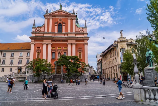 Lublana Słowenia Czerwca 2020 Ludzie Rowerzyści Głównym Placu Przed Kościołem — Zdjęcie stockowe