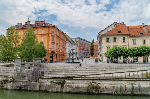 Ljubljana Slovenië Juni 2020 Mensen Aan Oever Van Rivier Ljubljanica — Stockfoto