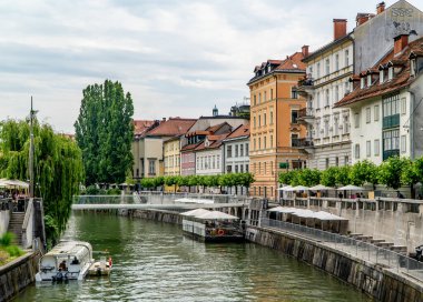 Ljubljana, Slovenya - 26 Haziran 2020 - Tekneleri ve geleneksel mimarisi olan Ljubljanica Nehri