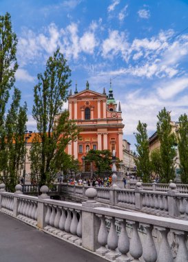 Ljubljana, Slovenya - 26 Haziran 2020 - Fransisken Kilisesi 'nin taş köprüler arkasındaki dikey çekimi
