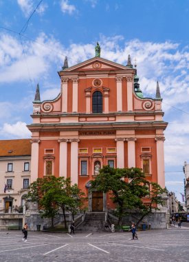 Ljubljana, Slovenya - 26 Haziran 2020 - Fransisken Kilisesi 'nin önündeki ana meydanda insanların dikey çekimi