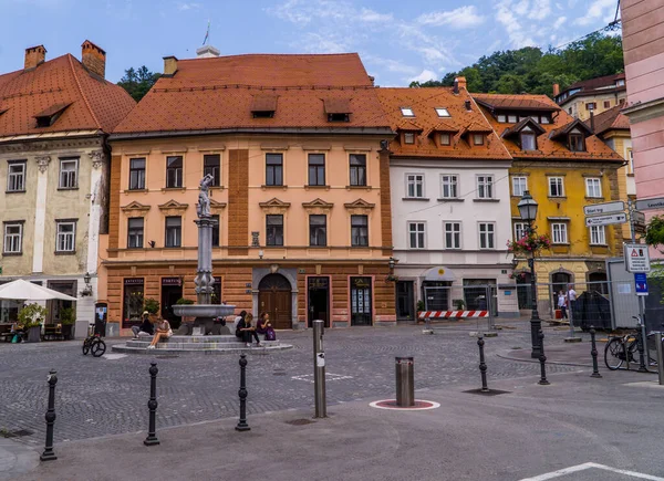 Ljubljana Slovenië Juni 2020 Traditionele Huizen Met Terrassen Het Kasteel — Stockfoto