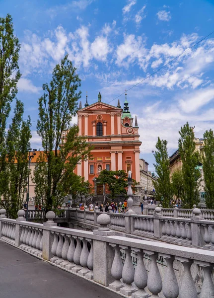 Lublana Słowenia Czerwca 2020 Pionowe Ujęcie Kościoła Franciszkańskiego Kamiennymi Mostami — Zdjęcie stockowe