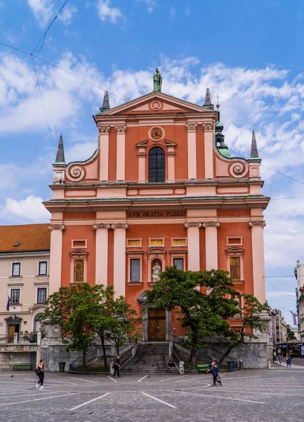 Ljubljana Slovenien Juni 2020 Vertikal Bild Människor Torget Framför Franciscan — Stockfoto