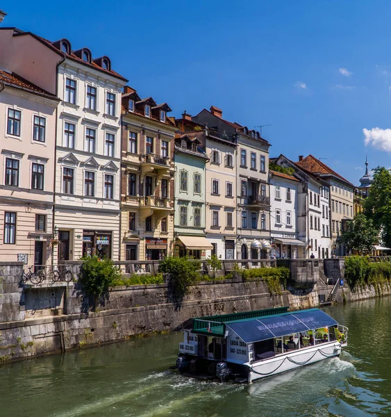 Ljubljana Slovenia June 2020 Vertical Shot Boat River Ljubljanica Traditional — Stock Photo, Image