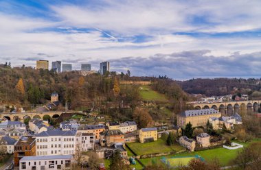 Lüksemburg Şehri, Lüksemburg - 19 Aralık 2020 - Pfaffenthal 'ın panoramik manzarası, viyadük üzerinde bir tren ve tepedeki Kirchberg' in ufuk çizgisi