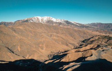 Fas 'taki Atlas Dağları' nı geçen yılansı bir yolun muhteşem panoramik manzarası.