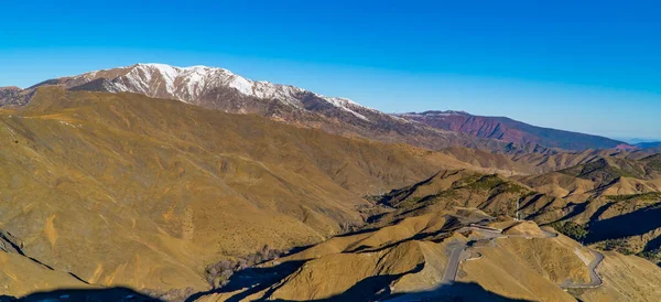 Vue Panoramique Horizontale Une Route Serpentine Traversant Les Montagnes Atlas — Photo