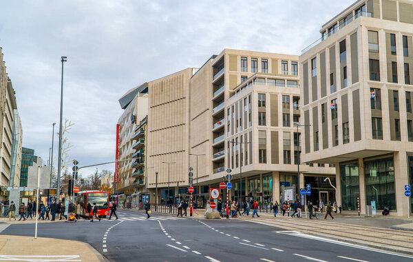 Люксембург-Сити, Люксембург - 19 декабря 2020 года - уличная съемка бульвара Роял с новыми застройками, движением и галереей Лафайет