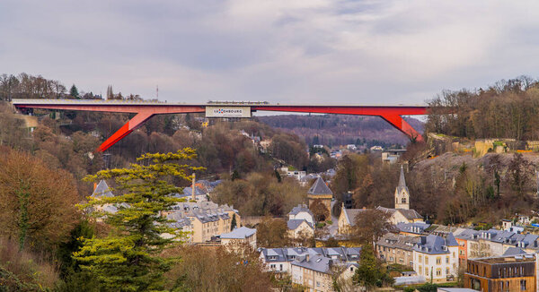 Люксембург-Сити, Люксембург - 19 декабря 2020 года - Красный мост (мост Великой Герцогини Шарлотты) с трамваем