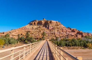 Fas 'taki antik kale kenti Aid Benhaddou' ya giden köprü.
