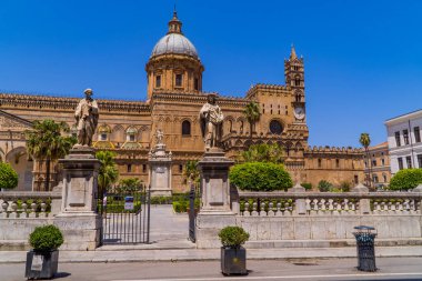 Palermo, İtalya - 29 Temmuz 2020 - Palermo Katedrali heykelleri, çöp tenekeleri ve palmiye ağaçları