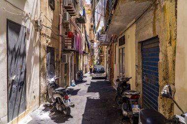 Palermo, İtalya - 29 Temmuz 2020 - Palermo, Sicilya 'nın merkezinde motosikletli bir sokak