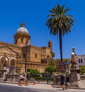 Palermo, İtalya - 29 Temmuz 2020 - Sicilya 'daki Palermo Katedrali' nin önünde yürüyen insanlar