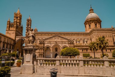 Palermo, İtalya - 29 Temmuz 2020 - Palermo Katedrali önünde palmiye ağaçları olan turistler