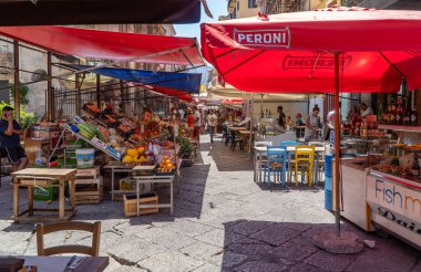 Palermo, İtalya - 29 Temmuz 2020 - Palermo 'nun merkezindeki Ballaro pazarında gıda tezgahları