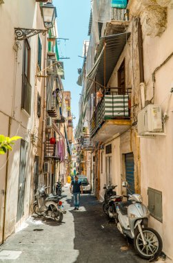 Palermo, İtalya - 29 Temmuz 2020 - Palermo 'nun merkezinde motosikletli bir adam