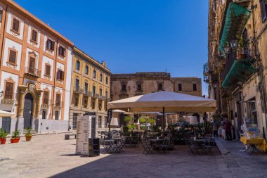 Palermo, İtalya - 29 Temmuz 2020 - Palermo, Sicilya 'da teraslı geleneksel İtalyan evleri